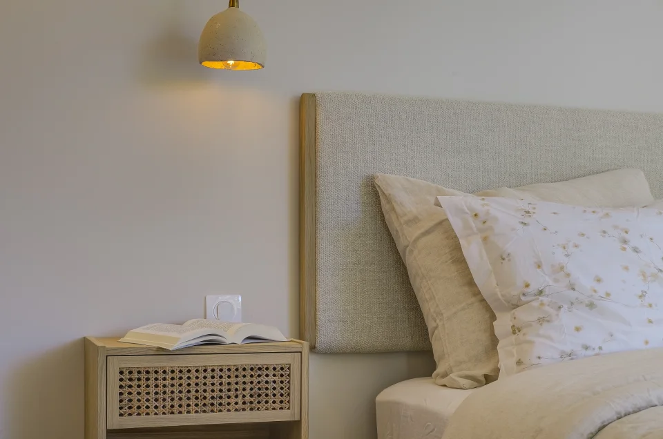 Chambre préparée par Belle : tête de lit en lin, linge de qualité hôtelière, lampe allumée